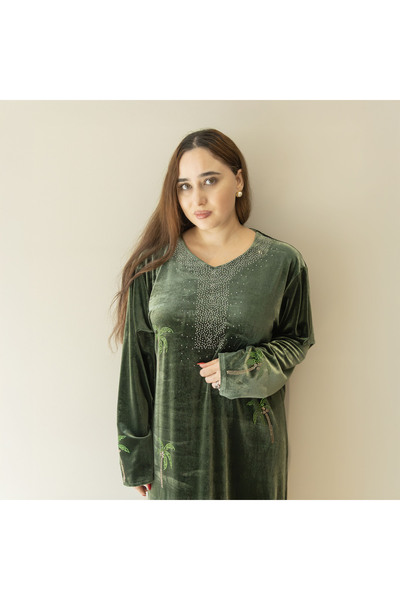 LINELLE جلابية شتوية نسائية - إطلالة مخملية خضراء بأكمام طويلة، مزينة بتفاصيل حجرية،