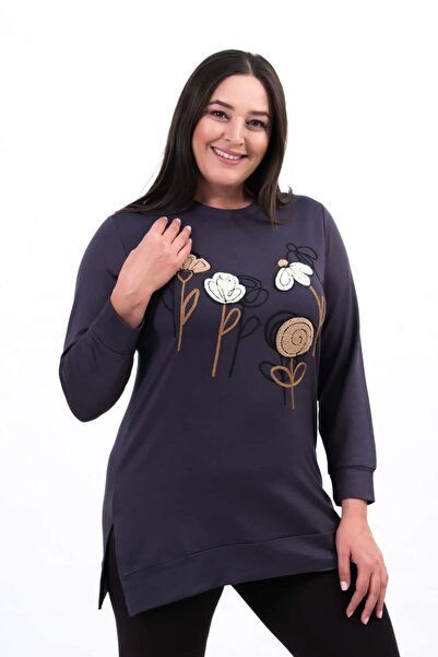 tarzımsüper Γυναικείο μπλουζάκι μεγάλου μεγέθους από κρυστάλλινο ύφασμα με λαιμόκοψη και κέντημα με λουλούδια και σχισμή