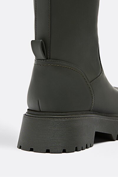 Stradivarius KAUÇUK GÖRÜNÜMLÜ DÜZ ÇİZMELER