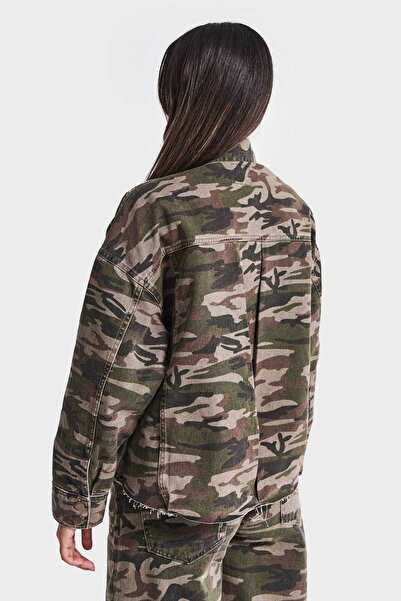 its basic Women's Camouflage Color 1W5-28 Loose Fit Design Denim Jacket