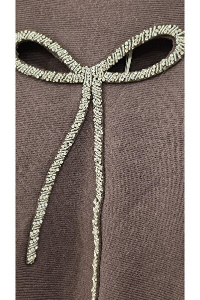 Park Moda Bow Embroidered Low-Cut Knitwear Sweater