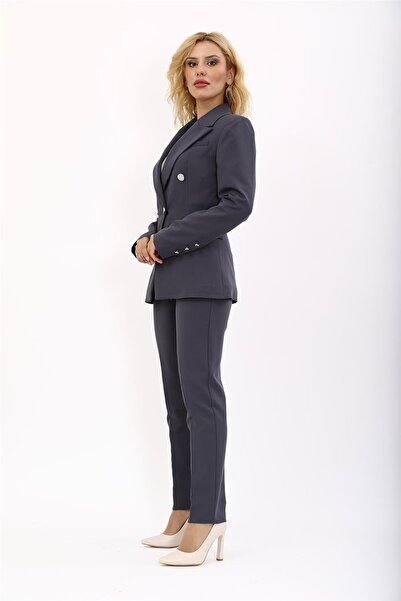 ÖNDER ÖZSOY Kurvaze Çapraz Ceket & Boru Paça Pantolon Takım-füme