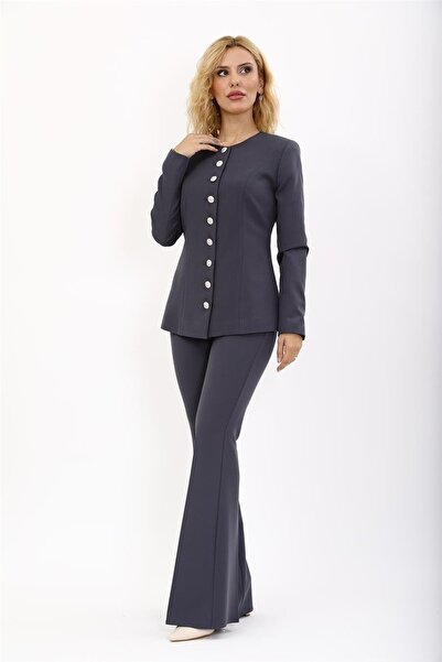 ÖNDER ÖZSOY Sıfır Yaka Boydan Düğmeli Ceket & İspanyol Paça Pantolon-Füme