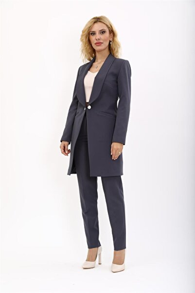 ÖNDER ÖZSOY طقم سترة طويلة بياقة شال وجيوب وبنطلون ضيق الساق - لون دخاني