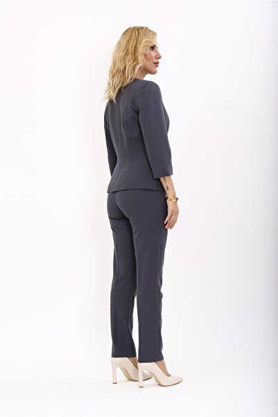 ÖNDER ÖZSOY Sıfır Yaka Düz Kısa Ceket & Dar Paça Pantolon-Füme