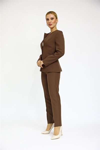 ÖNDER ÖZSOY Oval Yaka Uzun Ceket & Boru Paça Pantolon Takım-Acı Kahve
