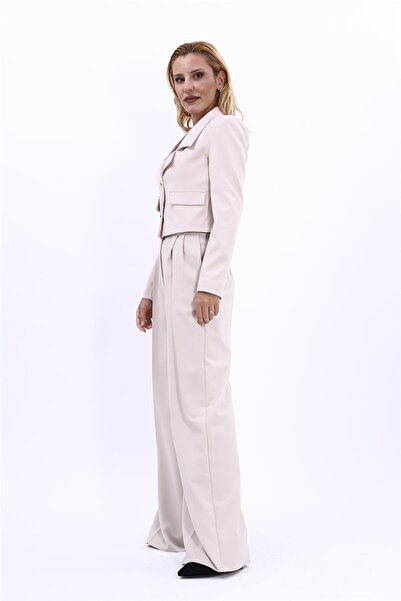 ÖNDER ÖZSOY Düşük Yaka Mini Ceket & Yüksek Bel Pileli Bol Paça Pantolon Takım-Bej