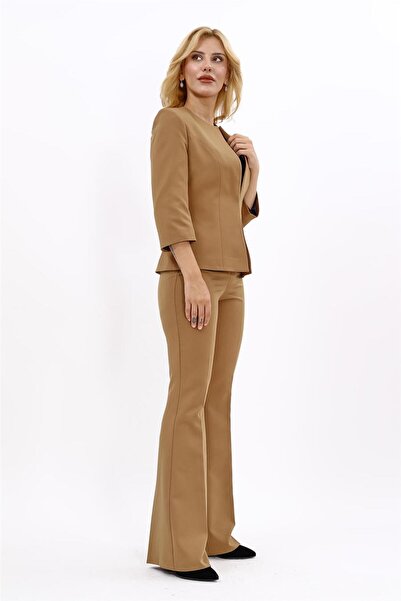 ÖNDER ÖZSOY Sıfır Yaka Düz Kısa Ceket & İspanyol Paça Pantolon-Camel