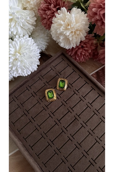 KAD COLLECTION Vintage Gold Earrings with Green Stones