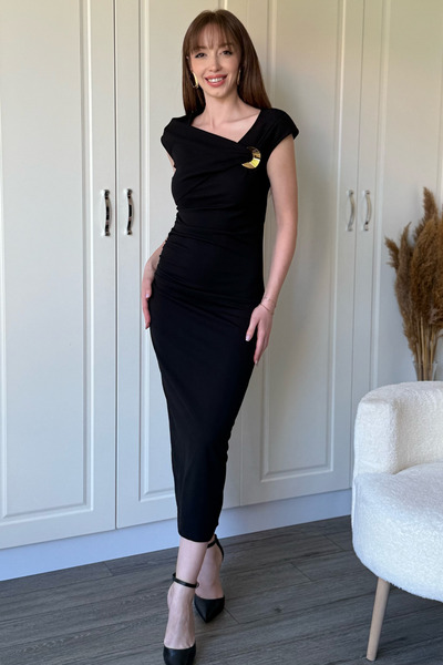 Dilay Gökoğlu Butik Göğüs Aksesuarlı Vatkalı Midi Siyah Elbise