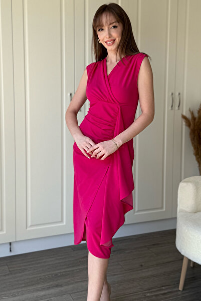 Dilay Gökoğlu Butik Μίντι ροζ φόρεμα με λεπτομέρεια βολάν και διπλό λαιμό