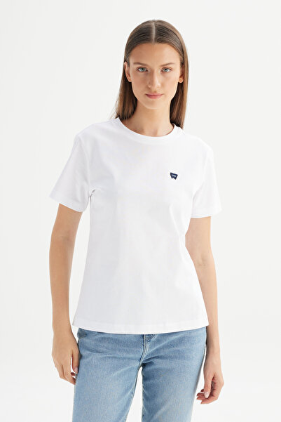 WRANGLER تي شيرت أبيض مصنوع من القطن بنسبة 100%، بقصة عادية وياقة دائرية مع شعار مطبوع