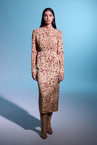 Jus De Pommes DESENLİ YAKASI ARKADAN BAĞLAMALI YIRTMAÇLI MİDİ BOY ELBİSE