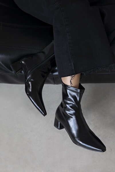 STRASWANS Amor Women's Blunt-Toe Wrinkled Leather Boots Black