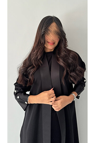 outline عباية سوداء بأكمام وياقة فخمة