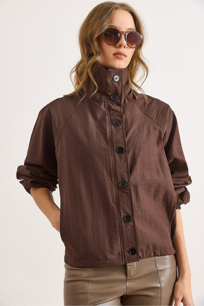 Olalook Γυναικείο μπουφάν καφέ με έξι τσέπες με κορδόνια που κλείνουν με κουμπί και φερμουάρ CKT-19000477