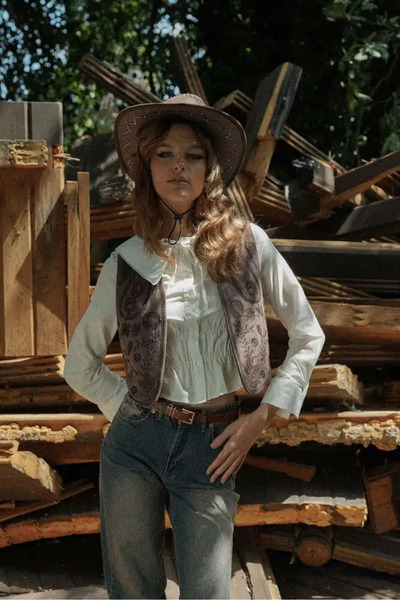 cemo İşlemeli Süet Yelek – Western Tarz Şıklık