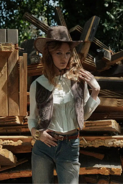 cemo İşlemeli Süet Yelek – Western Tarz Şıklık