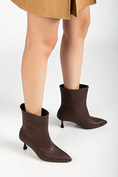 RİSSOLİ Γυναικείες μπότες με λεπτό τακούνι με μυτερή μύτη σε καφέ χρώμα