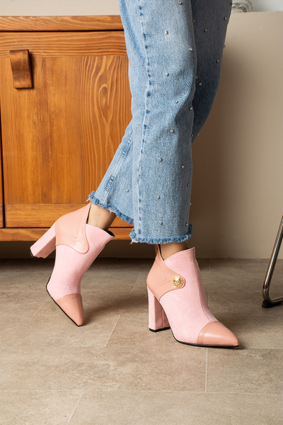 BERFONA LAYLA PEMBE SÜET 7 CM TOPUKLU DÜĞME DETAYLI FERMUARLI BOT BOTTİE