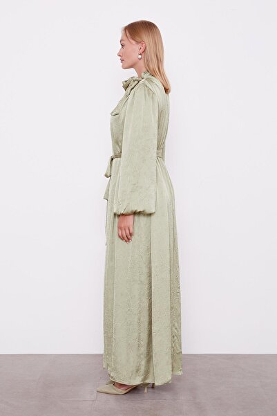 Levidor Φόρεμα από σατέν κρασί με λεπτομέρεια με πράσινη ζώνη