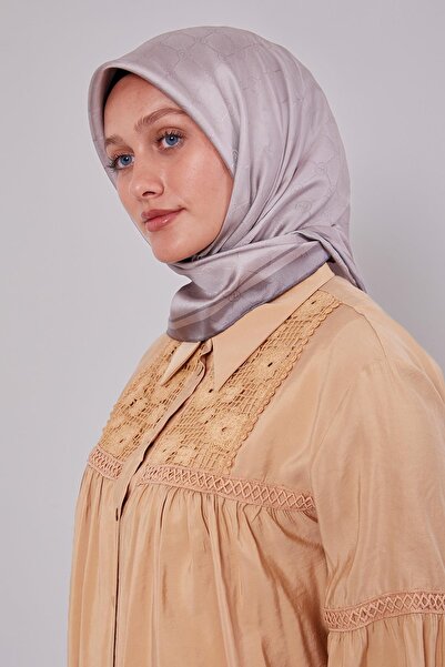 Levidor وشاح حريري مونوغرام من كيه.بودرا مع شريط على الحواف