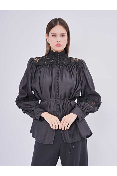 SERPİL Dantel Detaylı Yüksek Yaka Kuşaklı Kadın Gömlek 50905