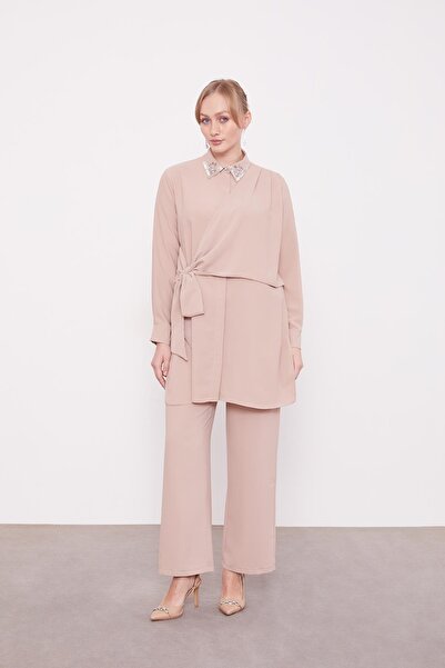 Levidor Κ.Μπεζ Κοστούμι δύο τεμαχίων με κεντημένο γιακά