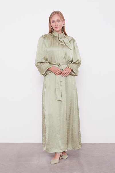 Levidor Φόρεμα από σατέν κρασί με λεπτομέρεια με πράσινη ζώνη