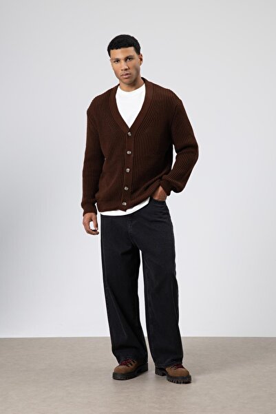 VAMOSCLO Πλεκτό πουλόβερ με κουμπιά με λαιμόκοψη σε σχήμα V καφέ