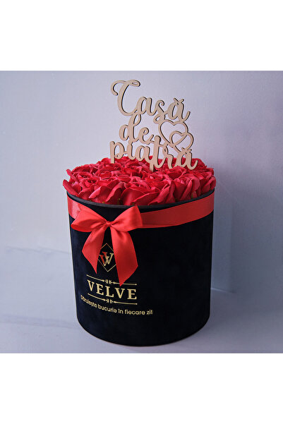 velve Aranjament floral in cutie rotunda neagra,cu 25 trandafiri rosii din sa...