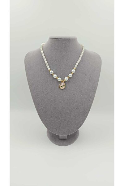 Rodopiva Pembe Zemine Lale Dokunuşlu İnci Kolye – Zarafet ve Anlamın Buluşması