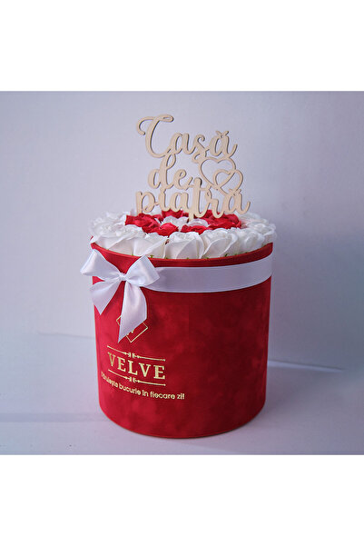 velve Aranjament floral , cu 25 trandafiri albi/rosii din sapun si mesaj "Cas...