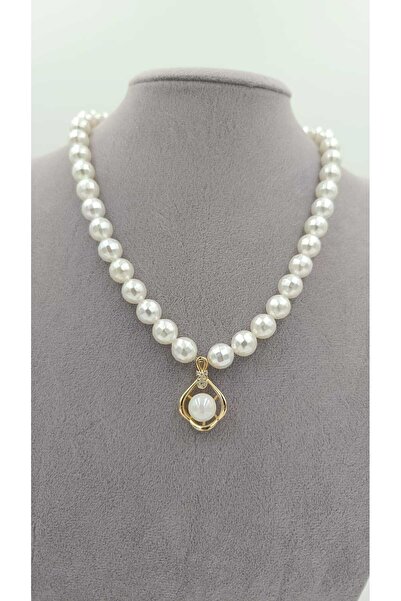 Rodopiva Altın Rengi Çerçeveli İnci Kolye – Zarafetin Kalbinde Tek Bir Dokunuş