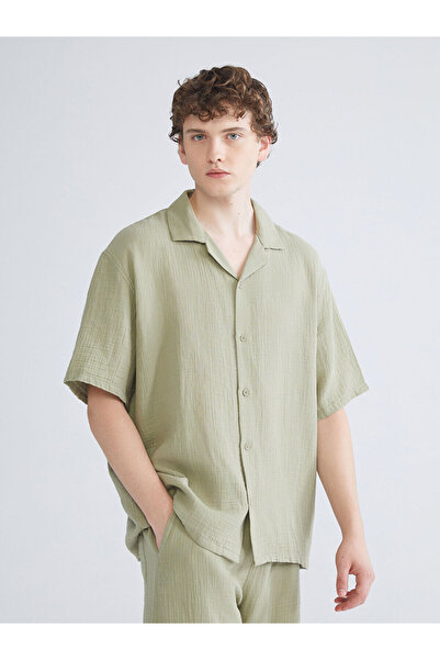 LC Waikiki قميص رجالي من الموسلين بأكمام قصيرة وياقة مناسبة للمنتجعات من أوزم...