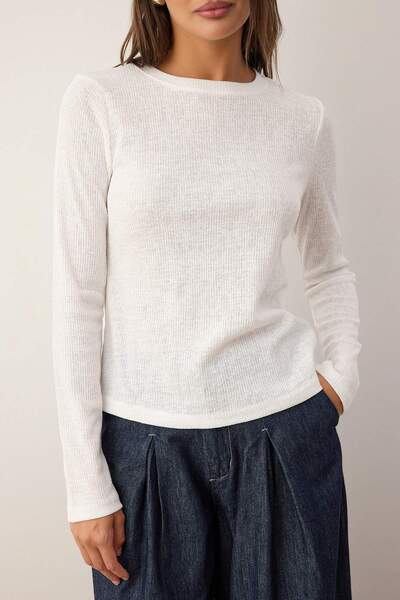 Trendyol Collection Wardrobe Essentials – Ecru Knitwear Look Gestrickte Bluse |   TWOAW26BZ00150 aus Englisch ins Deutsche.