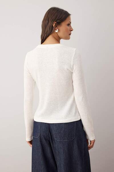 Trendyol Collection Wardrobe Essentials – Ecru Knitwear Look Gestrickte Bluse |   TWOAW26BZ00150 aus Englisch ins Deutsche.