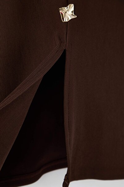 Trendyol Curve بلوزة كبيرة الحجم محبوكة بأكمام طويلة وأزرار إكسسوارات باللون البني TBBAW26AF00078