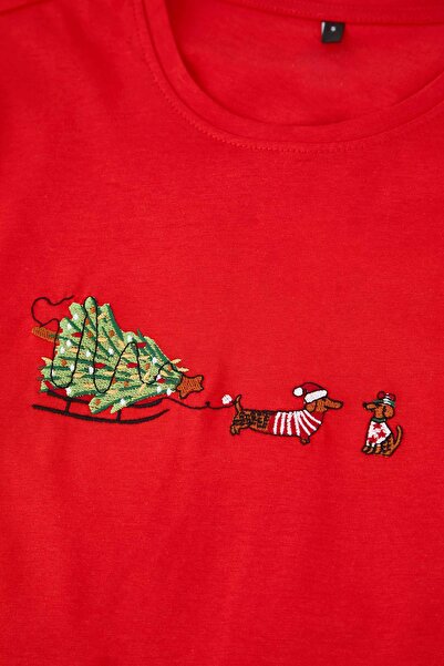 Trendyol Collection Rotes, reguläres Strickpyjama-Set mit Weihnachtsmotiv TMNAW26PT00028