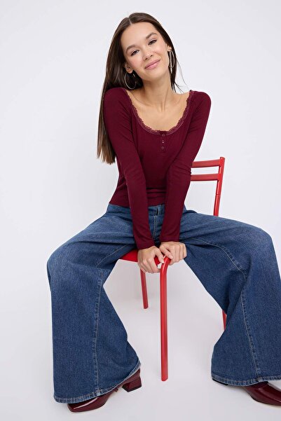 Trendyol Collection Teen Bordeaux Poolkragen mit Knöpfen, mit Spitzen Details, figurbetonte, dehnbare Strickbluse TWOAW26BZ00106