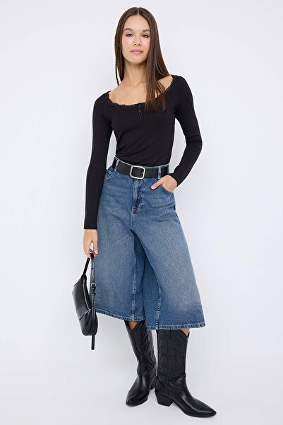 Trendyol Collection Schwarze, figurbetonte, dehnbare Strickbluse für Teenager mit Pool-Ausschnitt und Knopfleiste aus Spitze TWOAW26BZ00106