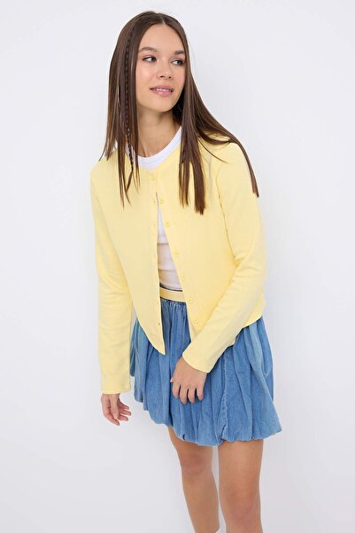 Trendyol Collection Підлітковий світло-жовтий светр з ґудзиками, звичайний/нормальний крій, трикотажний TWOAW26SW00162