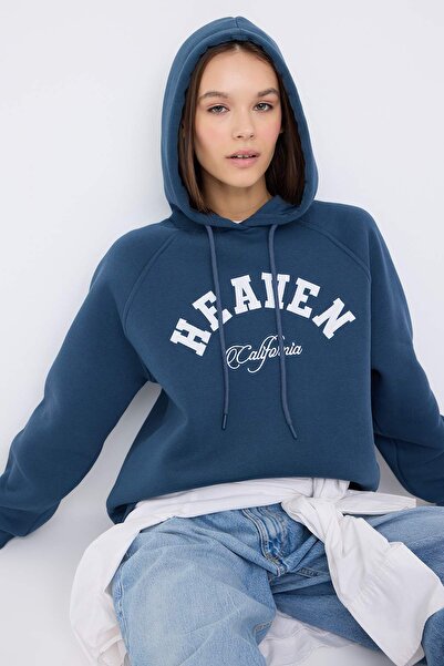Trendyol Collection Hanorac tricotat cu glugă, cu broderie cu slogan Teen Petrol, oversize/fit larg TWOAW26SW00175