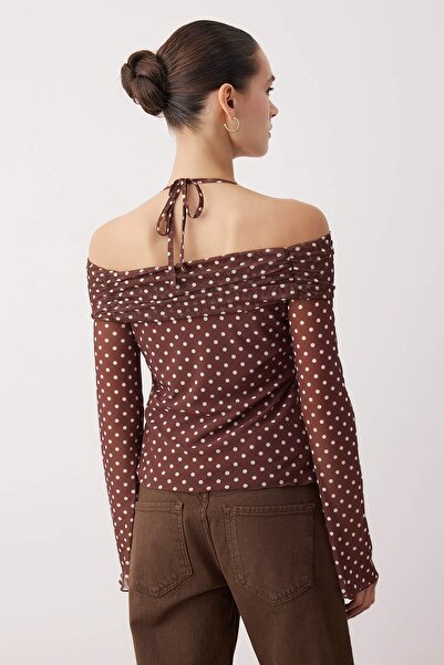 Trendyol Collection Καφέ πουά μπλούζα με μανίκια με κορδόνια με λεπτομέρεια πλεκτή μπλούζα με γιακά Madonna TWOSS24BZ00046