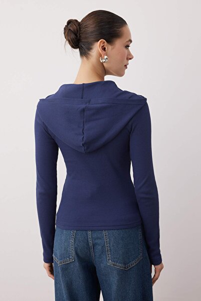 Trendyol Collection Marineblaue, taillierte Strickbluse mit Kapuze und gerippten Knöpfen TWOAW26BZ00033