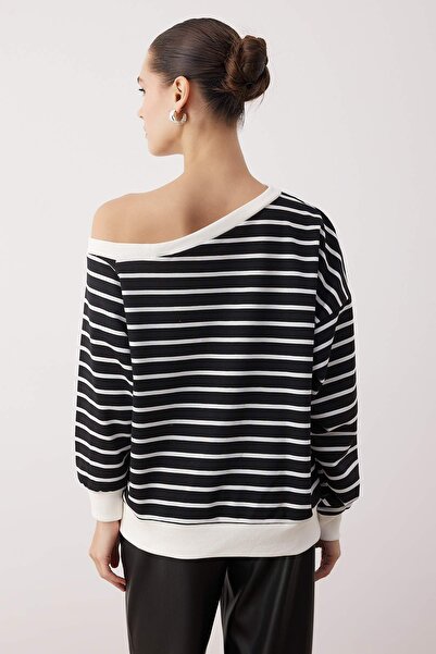 Trendyol Collection Hanorac tricotat subțire, cu dungi negre, cu umăr deschis, oversize/fit mare TWOAW26SW00169