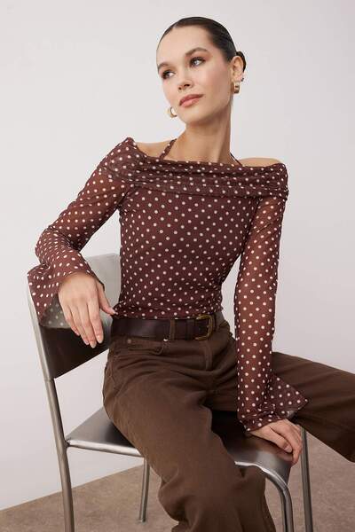 Trendyol Collection Кафява блуза с пола с точки, разкроени ръкави, плетен яка Мадона и детайл с вратовръзка TWOSS24BZ00046