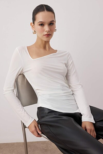 Trendyol Collection Ecru Asymmetric Neckline Detailed Bodycon Stretchy Knitted Blouse Twoaw26Bz00117