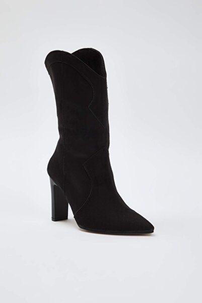 TRENDYOL SHOES Černé semišové dámské boty se špičatou špičkou na blokovém podpatku TAKAW26CZ00016