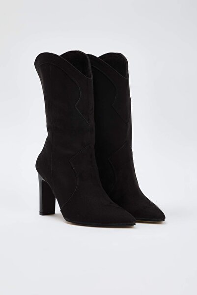 TRENDYOL SHOES Černé semišové dámské boty se špičatou špičkou na blokovém podpatku TAKAW26CZ00016